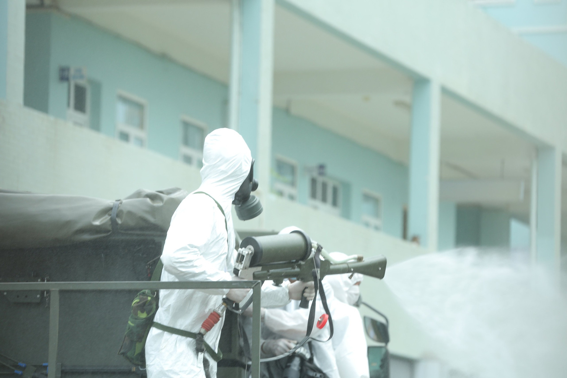 Bộ Tư lệnh Thủ đô, Binh chủng Hóa học tham gia khử khuẩn toàn bộ Bệnh viện K - Ảnh 9.