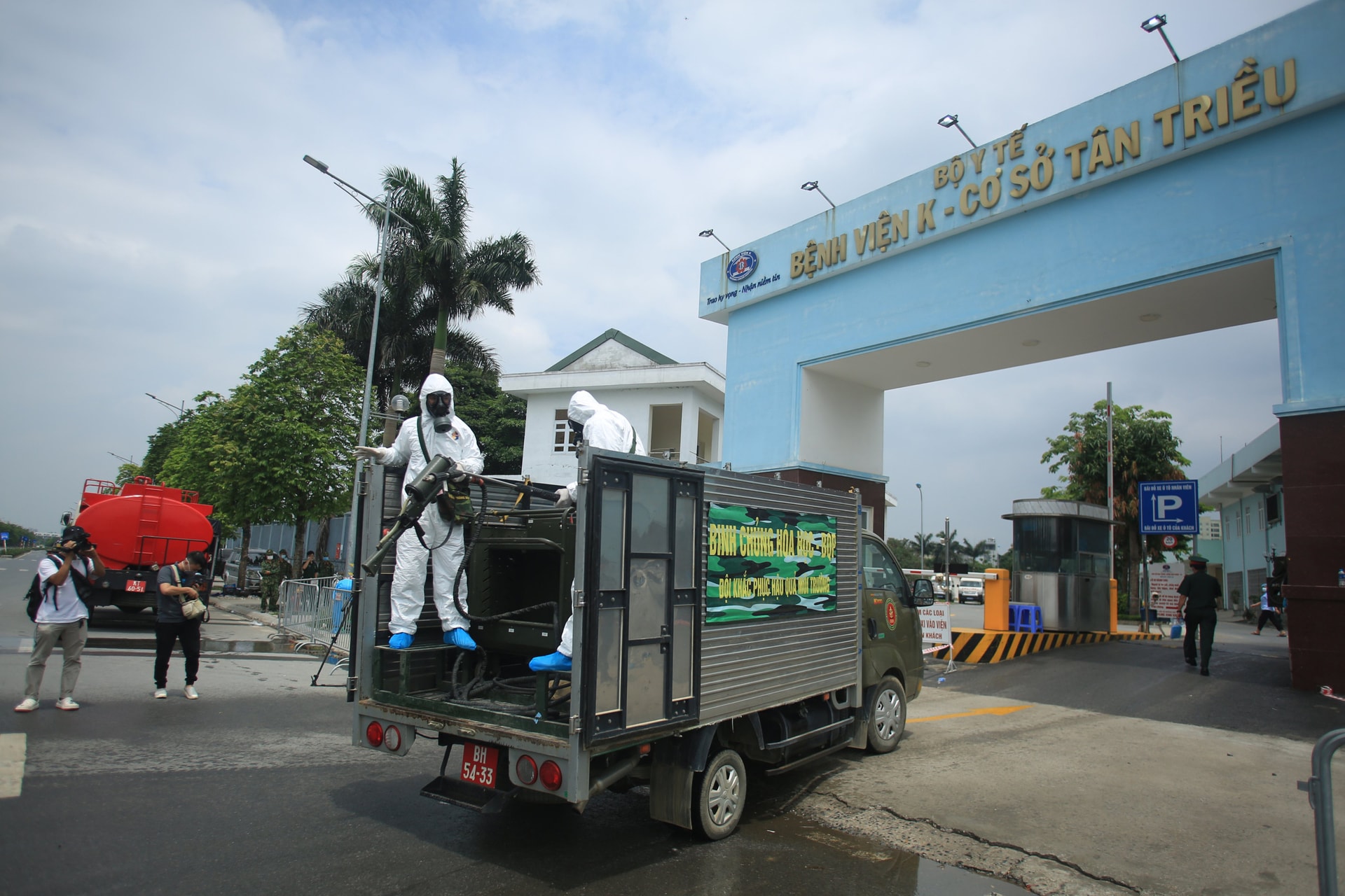 Bộ Tư lệnh Thủ đô, Binh chủng Hóa học tham gia khử khuẩn toàn bộ Bệnh viện K - Ảnh 14.