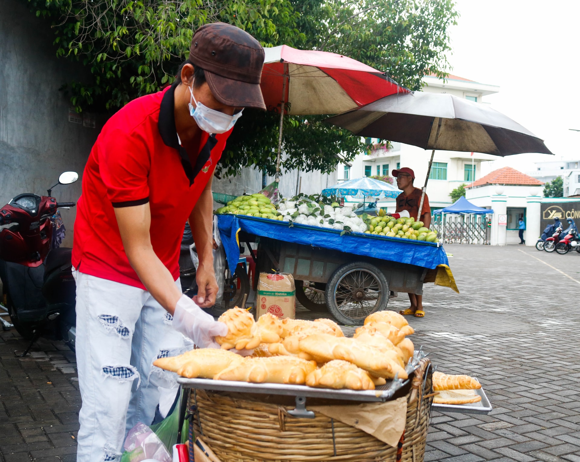 Bánh mì cá sấu khổng lồ độc đáo ở TP.HCM - Ảnh 3.