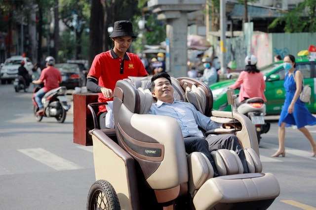 Sau ‘Lật Mặt’, Mạc Văn Khoa lên bờ đạp Xích Lô Mát Xa gây chú ý - Ảnh 3.