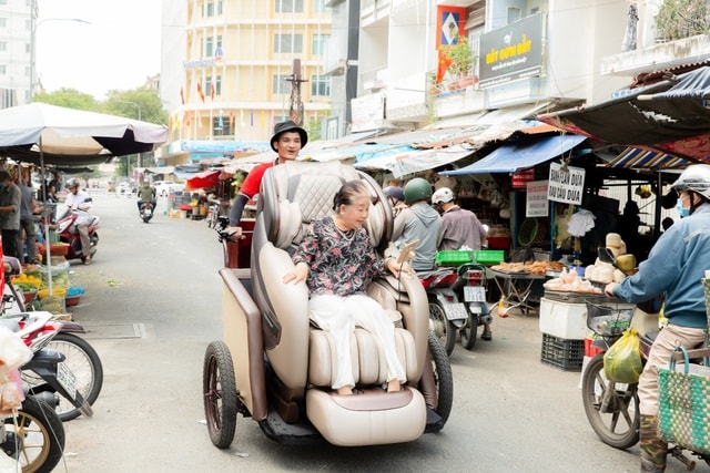 Sau ‘Lật Mặt’, Mạc Văn Khoa lên bờ đạp Xích Lô Mát Xa gây chú ý - Ảnh 5.