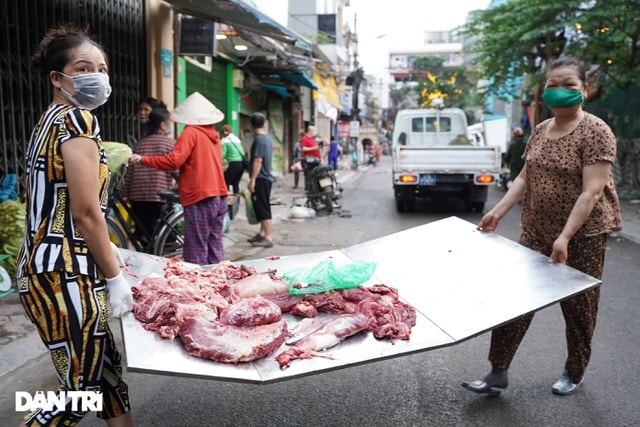 Tiểu thương chợ cóc chạy tán loạn khi lực lượng chức năng đi kiểm tra xử lý - Ảnh 3.