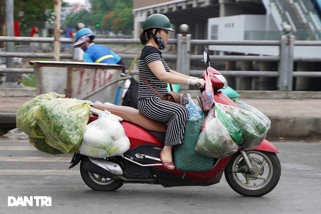 Tiểu thương chợ cóc chạy tán loạn khi lực lượng chức năng đi kiểm tra xử lý - Ảnh 10.