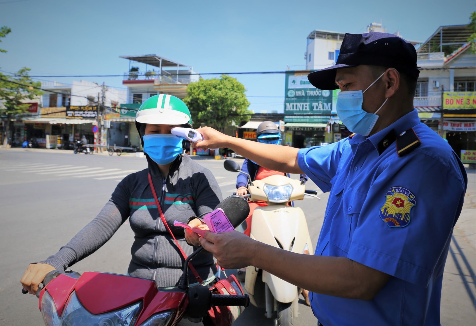 Người dân mặc áo mưa, trùm kín khi đi chợ giữa nắng 37 độ C - Ảnh 1.