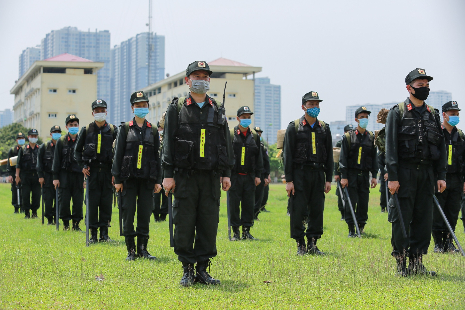 Chi viện hơn 200 cảnh sát lên Bắc Giang chống dịch - Ảnh 2.