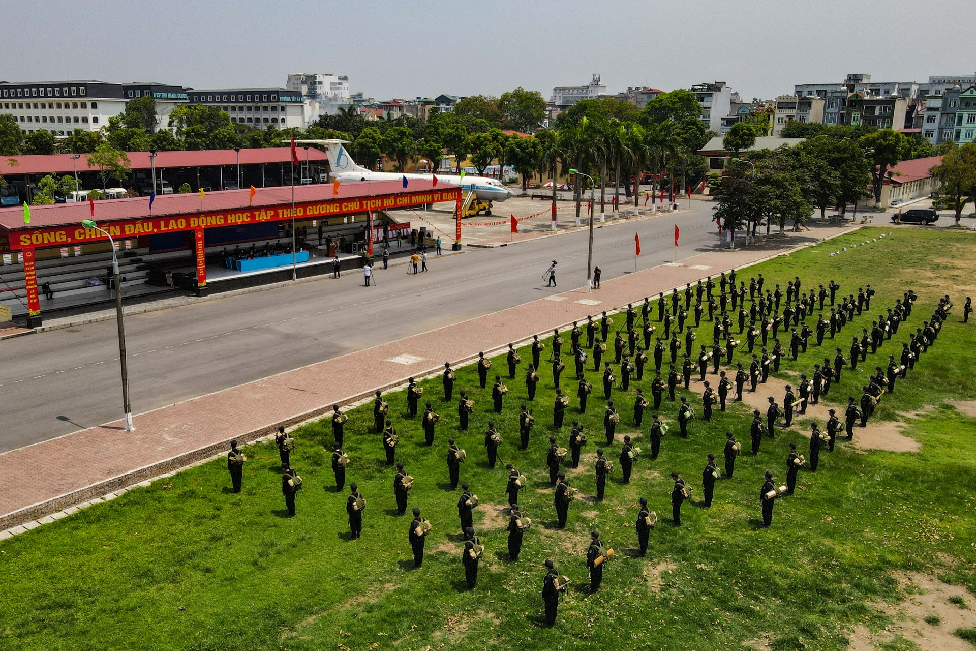 Chi viện hơn 200 cảnh sát lên Bắc Giang chống dịch - Ảnh 1.