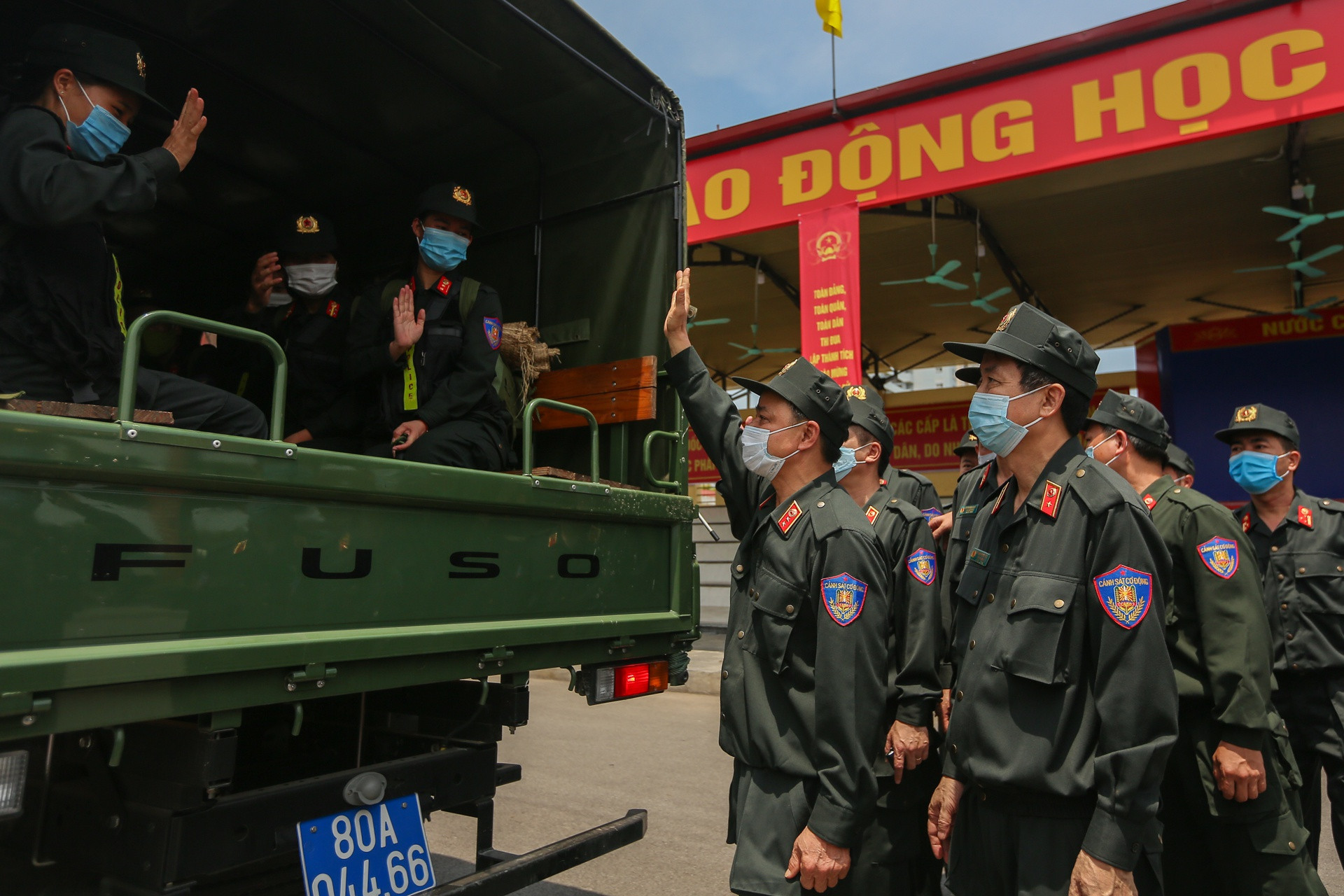 Chi viện hơn 200 cảnh sát lên Bắc Giang chống dịch - Ảnh 10.