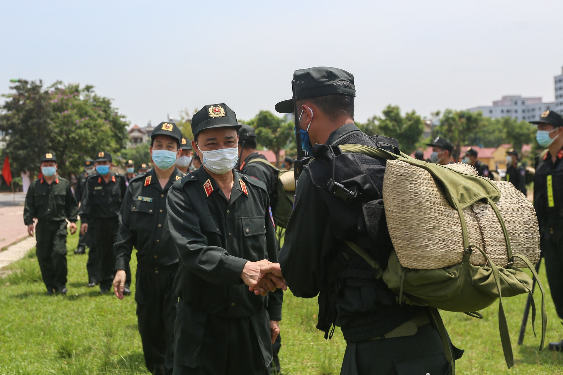 Chi viện hơn 200 cảnh sát lên Bắc Giang chống dịch - Ảnh 4.