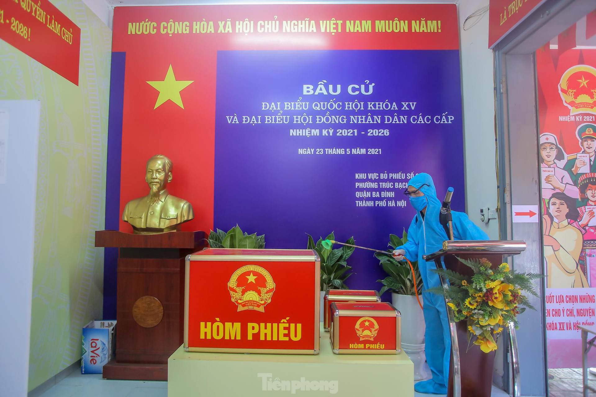 Hà Nội phun khử khuẩn phòng dịch COVID-19 tại các điểm bầu cử - Ảnh 7.