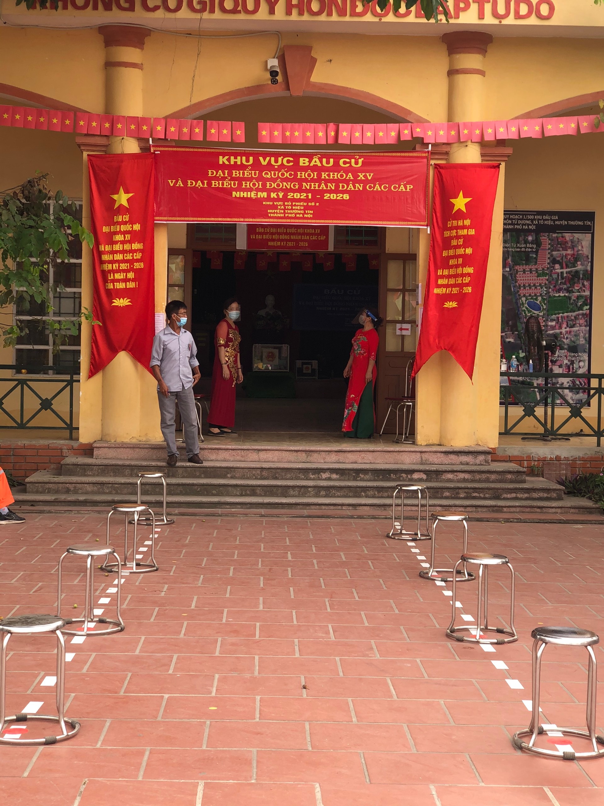 Cận cảnh việc bỏ phiếu bầu cử của người dân nơi có vùng phong tỏa thuộc địa phận Thường Tín, Hà Nội - Ảnh 7.