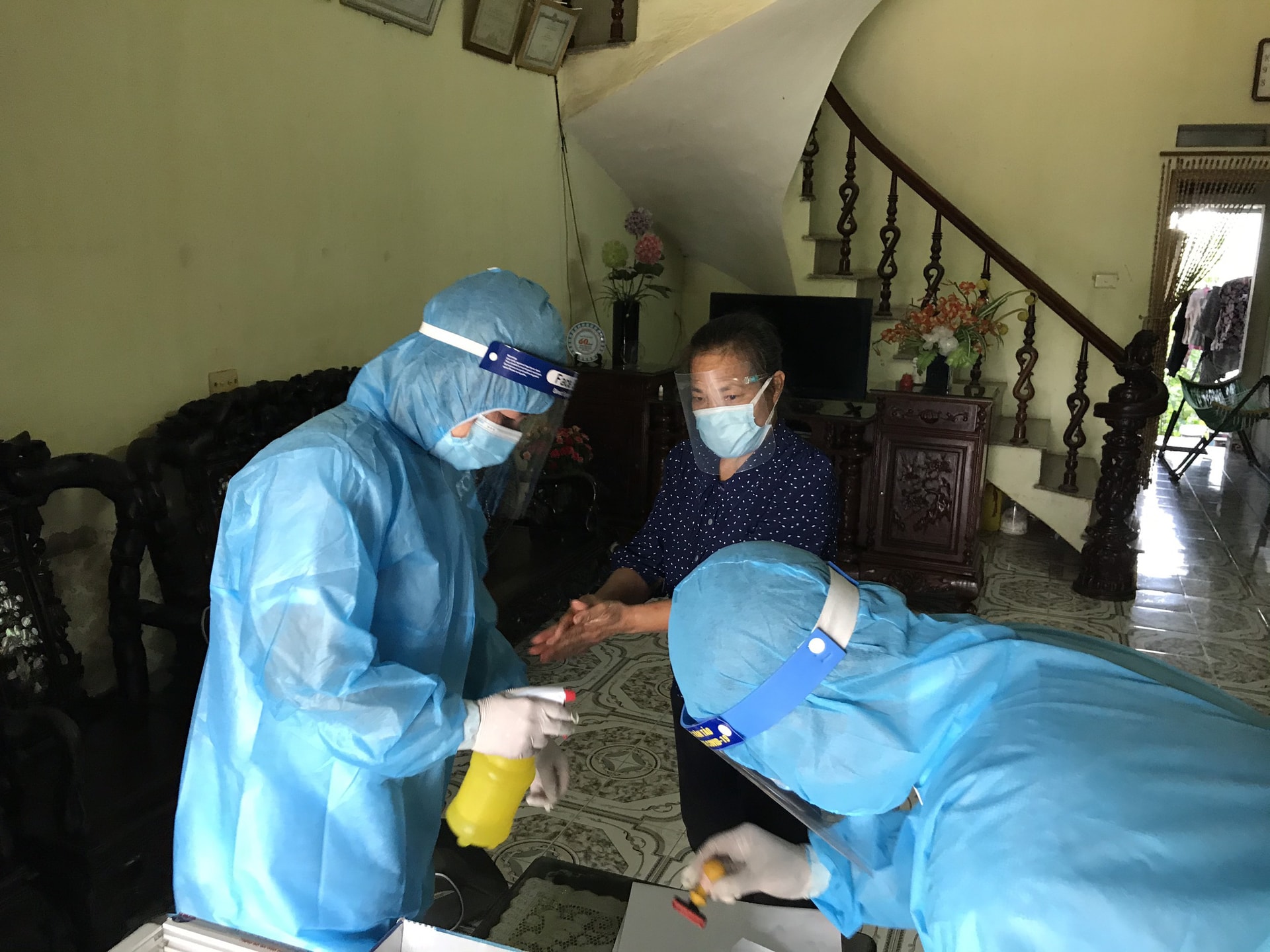 Cận cảnh việc bỏ phiếu bầu cử của người dân nơi có vùng phong tỏa thuộc địa phận Thường Tín, Hà Nội - Ảnh 4.