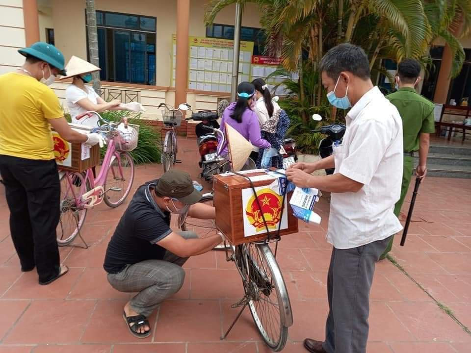 Hình ảnh bầu cử đặc biệt chưa từng có tại điểm nóng Covid-19 Bắc Giang - Ảnh 5.