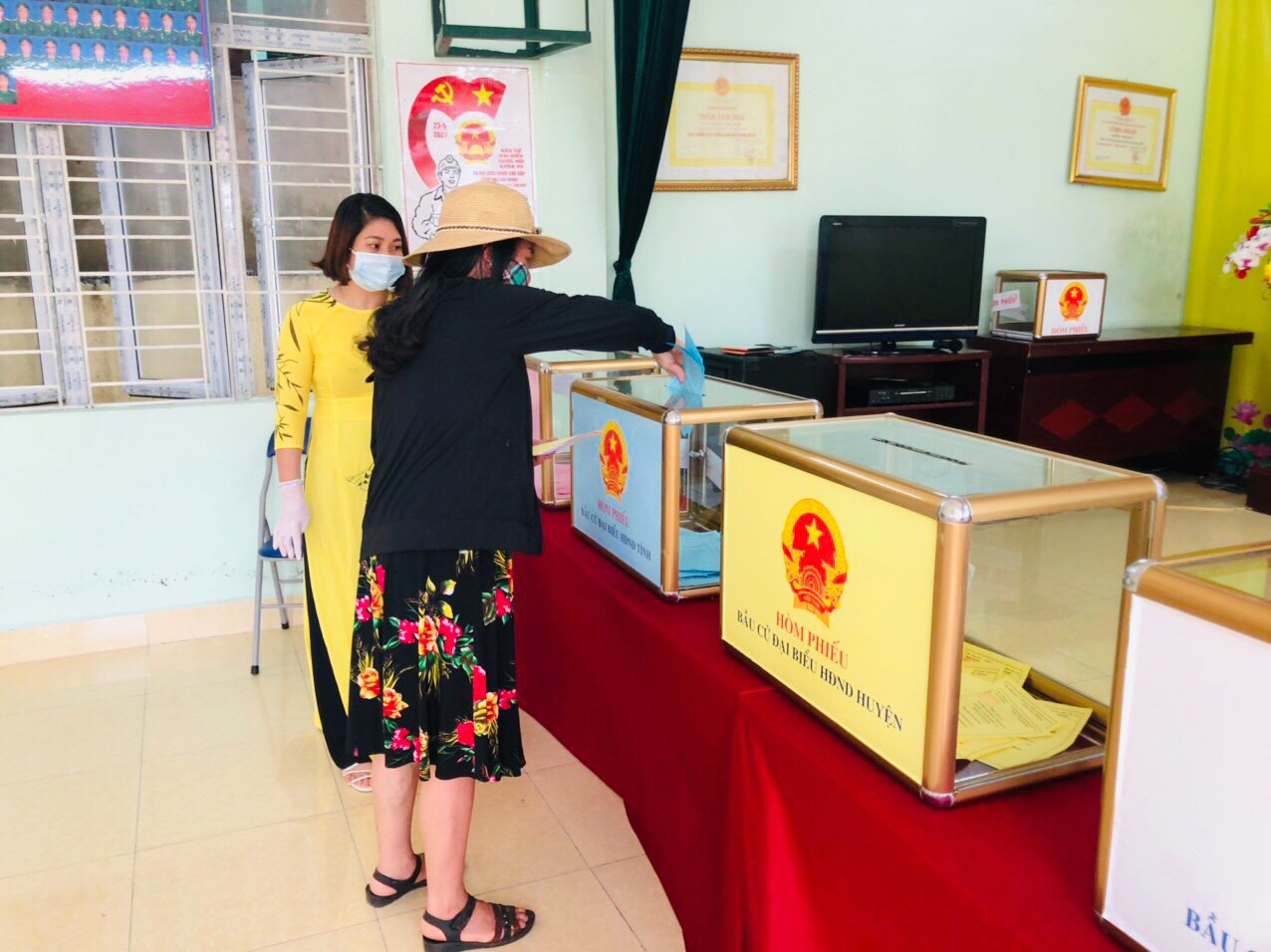 Quảng Ninh chuyển cả hòm phiếu lưu động tới giường bệnh cho bệnh nhân bỏ phiếu - Ảnh 8.