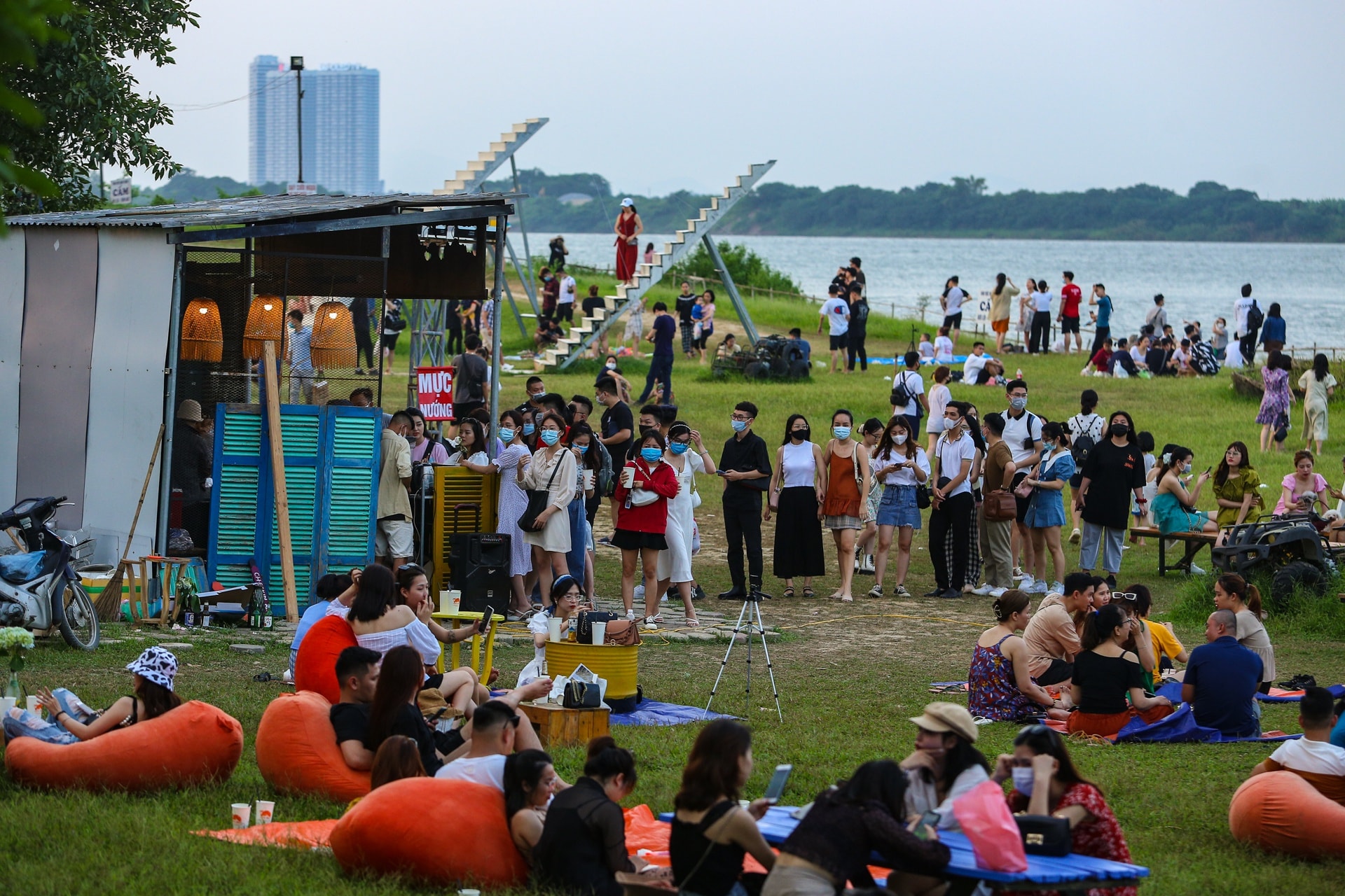 Bãi đá sông Hồng đông đúc giữa dịch Covid-19 - Ảnh 7.