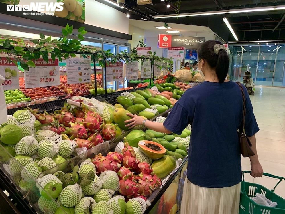 Vải đầu mùa bán tràn Hà Nội: Hút khách từ 'chợ mạng', ven đường đến siêu thị - Ảnh 13.