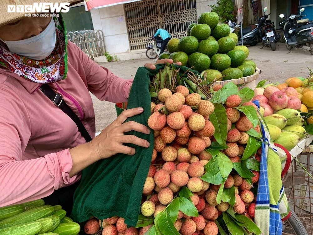 Vải đầu mùa bán tràn Hà Nội: Hút khách từ 'chợ mạng', ven đường đến siêu thị - Ảnh 3.