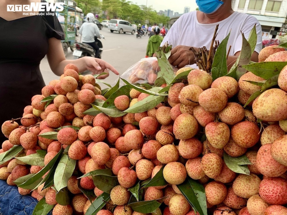 Vải đầu mùa bán tràn Hà Nội: Hút khách từ 'chợ mạng', ven đường đến siêu thị - Ảnh 4.