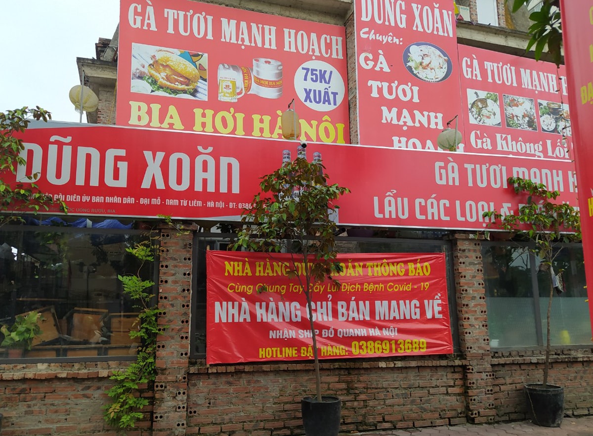 Quán ăn, nhà hàng, cà phê tại Hà Nội hối hả dọn dẹp, treo biển bán mang về lúc 12h trưa nay - Ảnh 12.