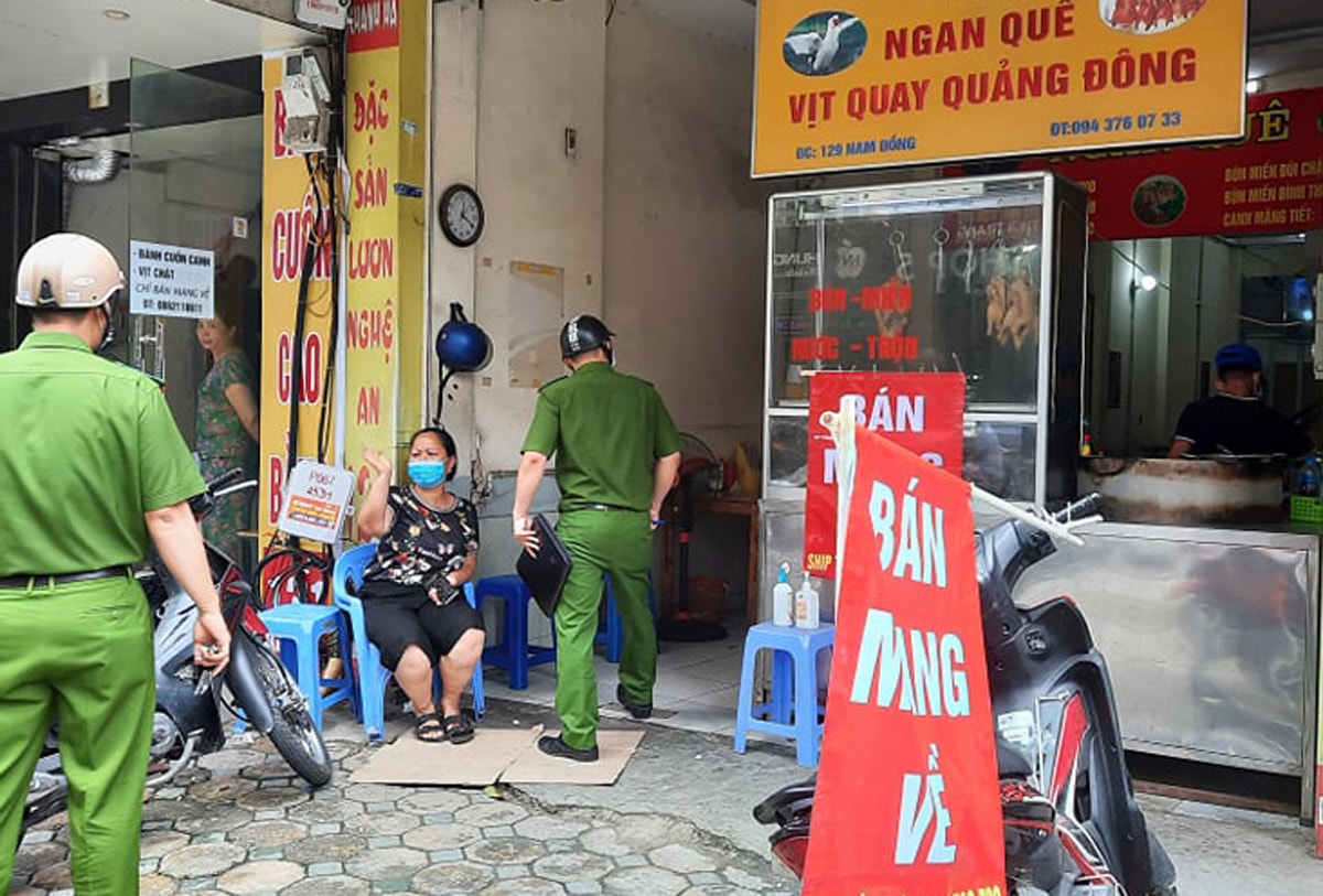 Quán ăn, nhà hàng, cà phê tại Hà Nội hối hả dọn dẹp, treo biển bán mang về lúc 12h trưa nay - Ảnh 14.