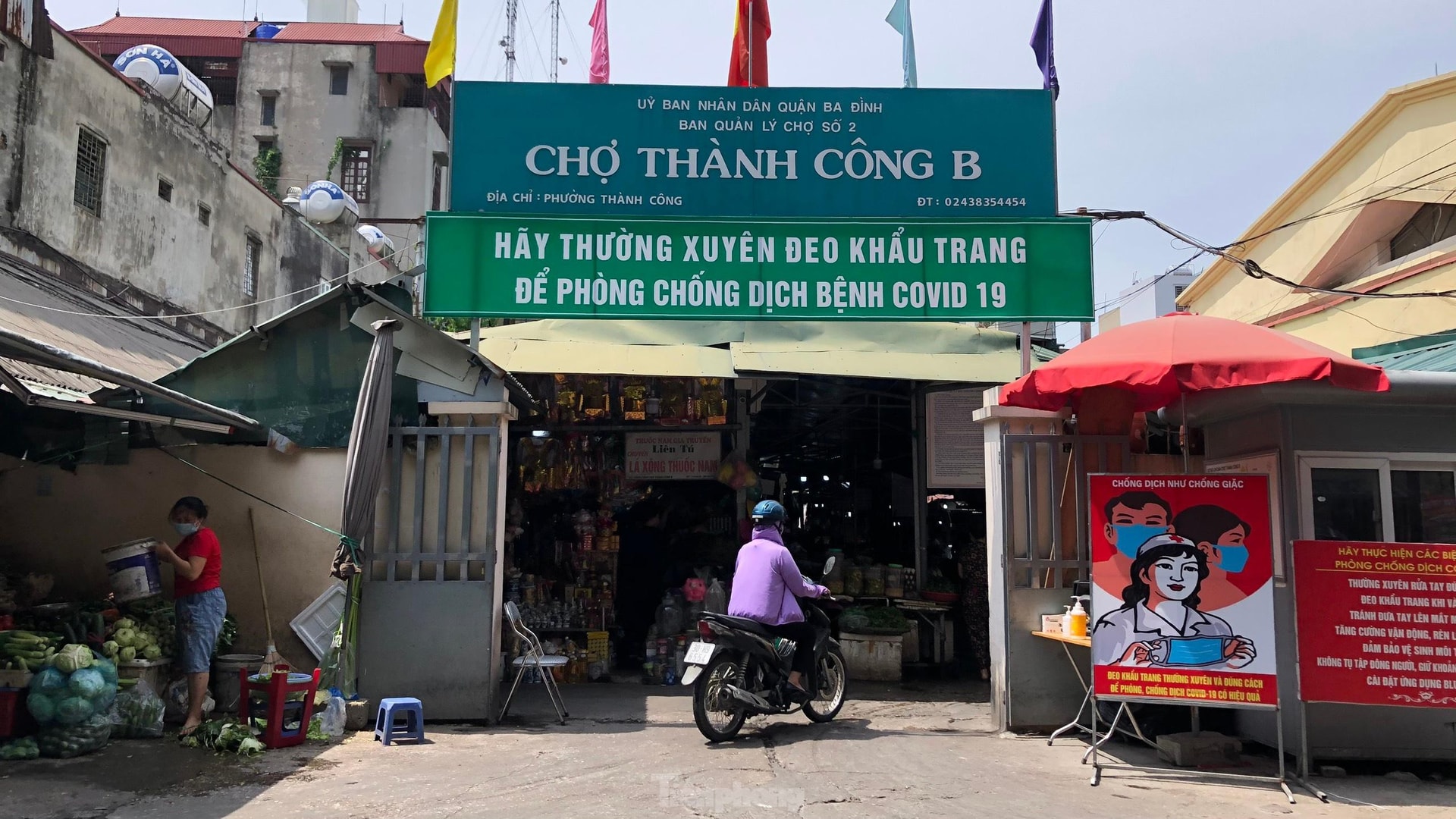 Dịch COVID -19 bùng phát, nhiều người ở chợ dân sinh vẫn ‘ngó lơ’ khẩu trang - Ảnh 3.