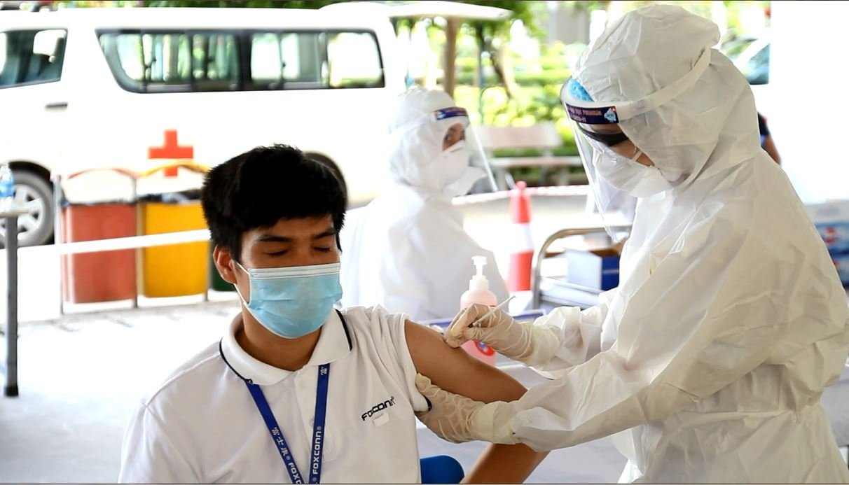 Hình ảnh những công nhân đầu tiên ở Bắc Giang được tiêm vaccine COVID-19 - Ảnh 17.