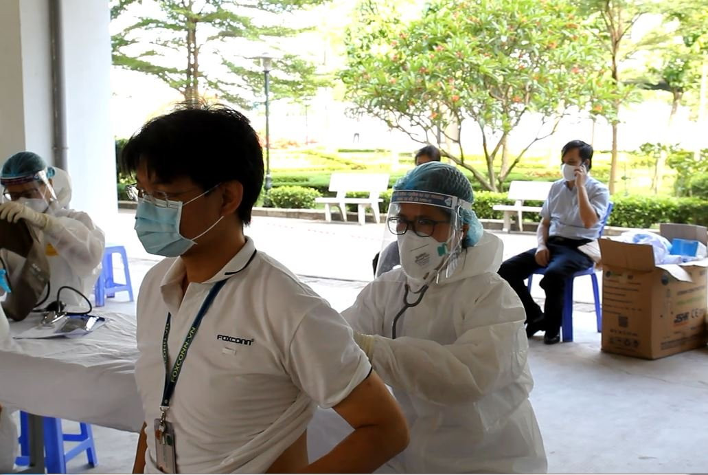 Hình ảnh những công nhân đầu tiên ở Bắc Giang được tiêm vaccine COVID-19 - Ảnh 14.