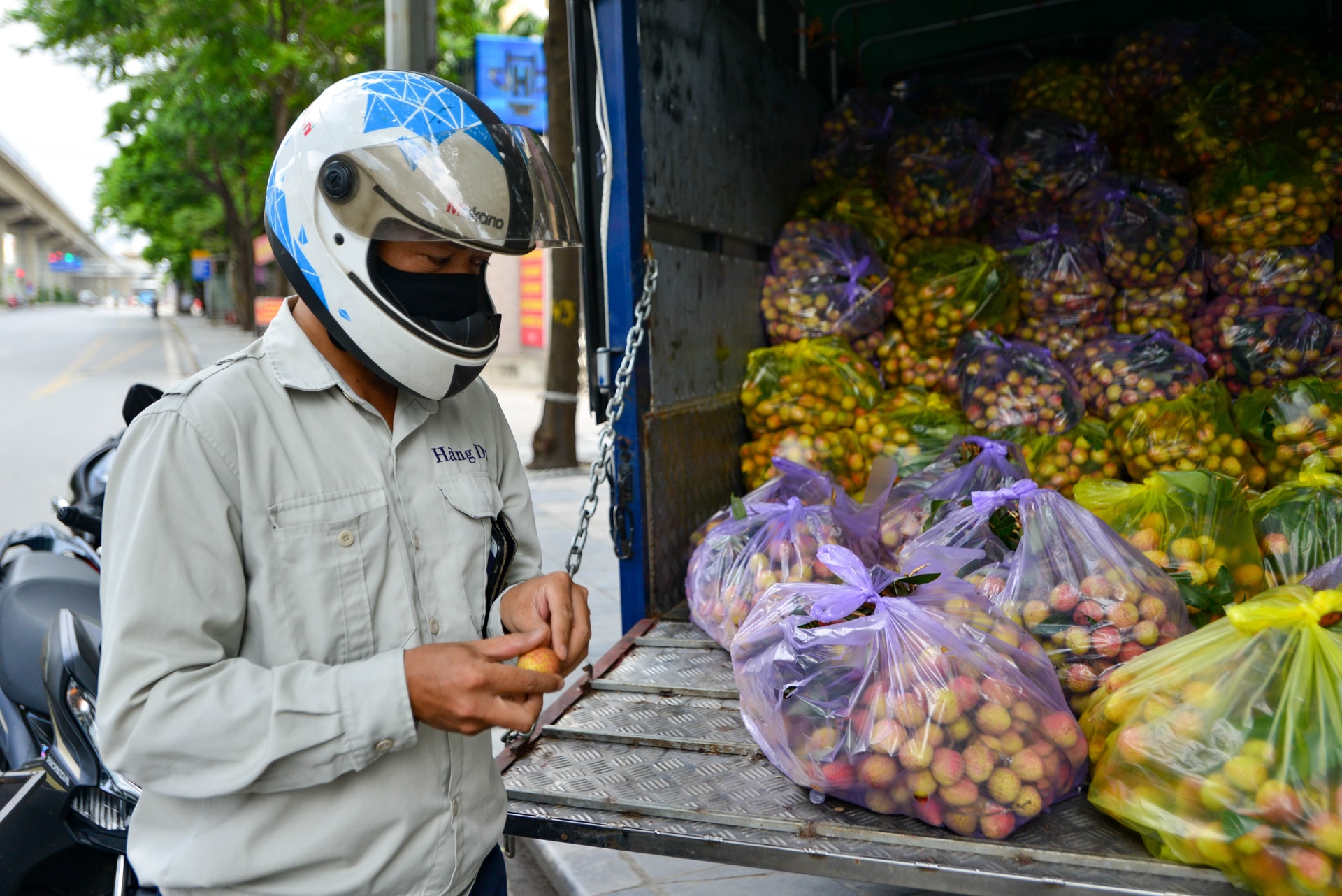 Giải cứu vải thiều Bắc Giang với giá 20.000 đồng/kg ở Hà Nội - Ảnh 7.