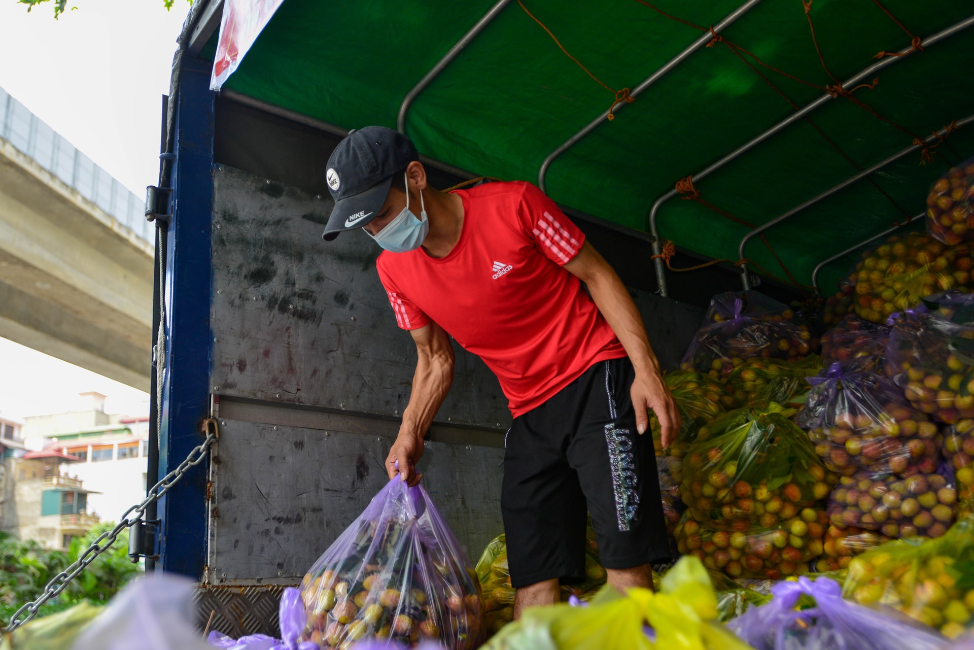 Giải cứu vải thiều Bắc Giang với giá 20.000 đồng/kg ở Hà Nội - Ảnh 5.