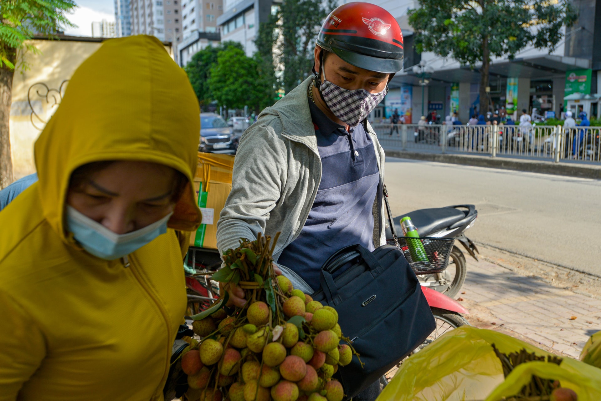 Giải cứu vải thiều Bắc Giang với giá 20.000 đồng/kg ở Hà Nội - Ảnh 6.