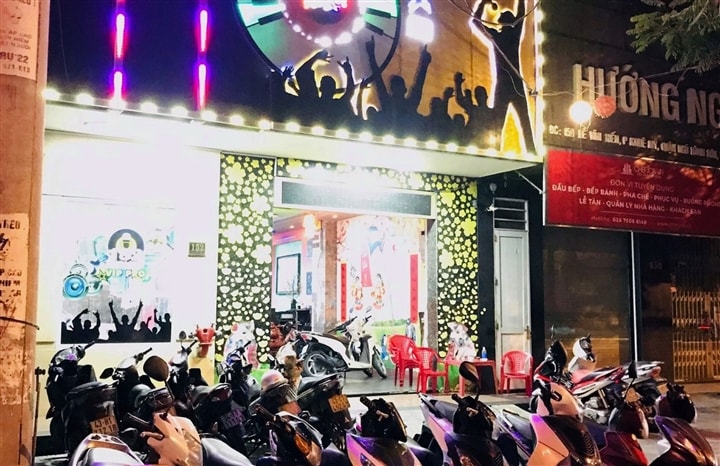 Bất chấp lệnh cấm, hàng chục nam nữ tụ tập hát karaoke giữa dịch COVID-19 - Ảnh 1. Bất chấp lệnh cấm, hàng chục nam nữ tụ tập hát karaoke giữa dịch COVID-19 - Ảnh 1.