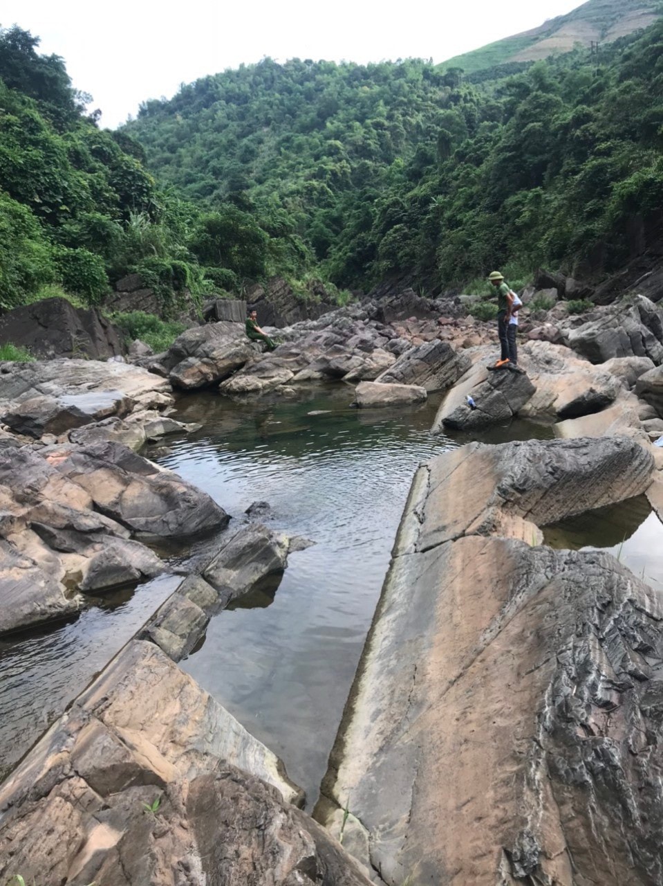 Vụ 4 nữ sinh chết đuối ở Hòa Bình: Khu vực nguy hiểm, có biển cảnh báo - Ảnh 2.