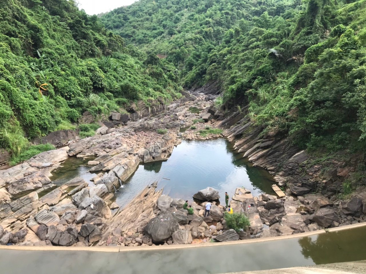 Vụ 4 nữ sinh chết đuối ở Hòa Bình: Khu vực nguy hiểm, có biển cảnh báo - Ảnh 1.