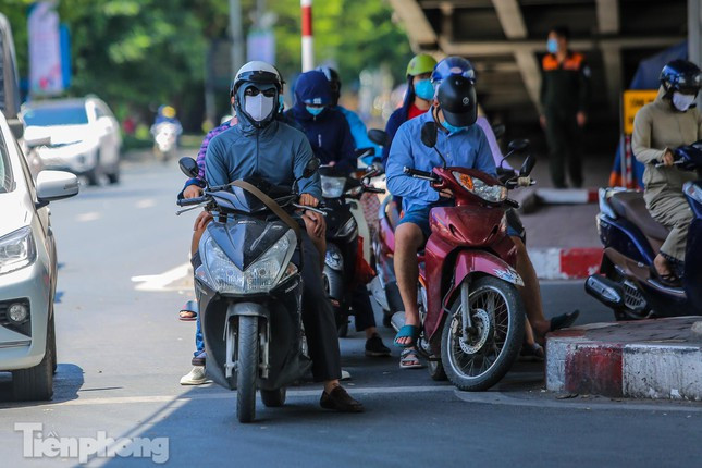 Hà Nội nắng như đổ lửa trên 40 độ C, người dân bịt kín như 'Ninja đường phố' - Ảnh 2.