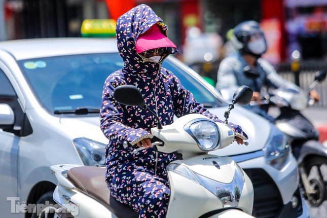 Hà Nội nắng như đổ lửa trên 40 độ C, người dân bịt kín như 'Ninja đường phố' - Ảnh 3.