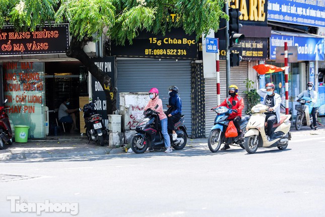 Hà Nội nắng như đổ lửa trên 40 độ C, người dân bịt kín như 'Ninja đường phố' - Ảnh 6.