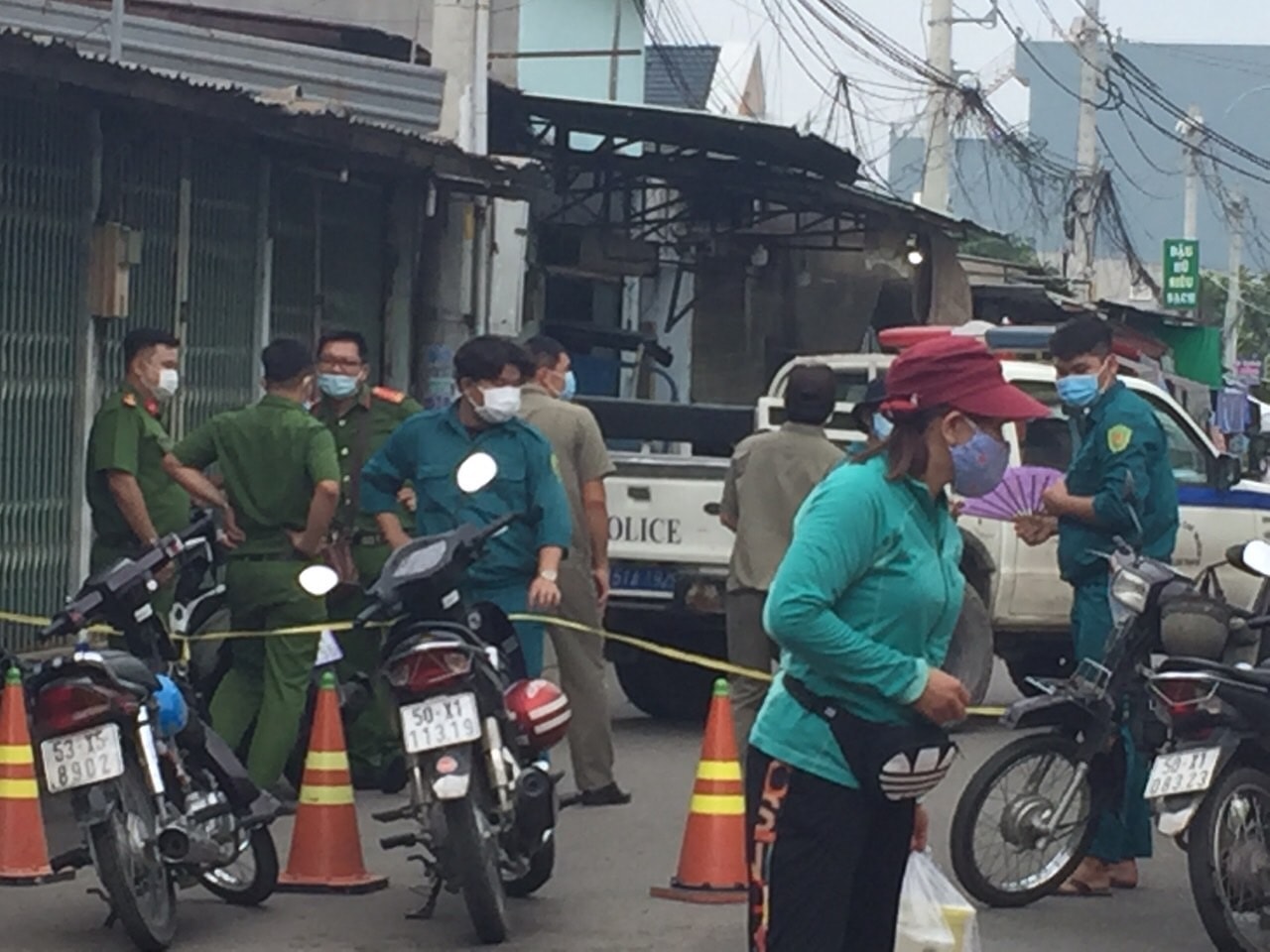 Bắt nghi phạm khóa cửa, đốt nhà vợ chồng bán hoa - Ảnh 2.