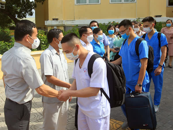 18 cán bộ y tế Hải Phòng cắt tóc gọn gàng lên đường chi viện Bắc Giang - Ảnh 4.