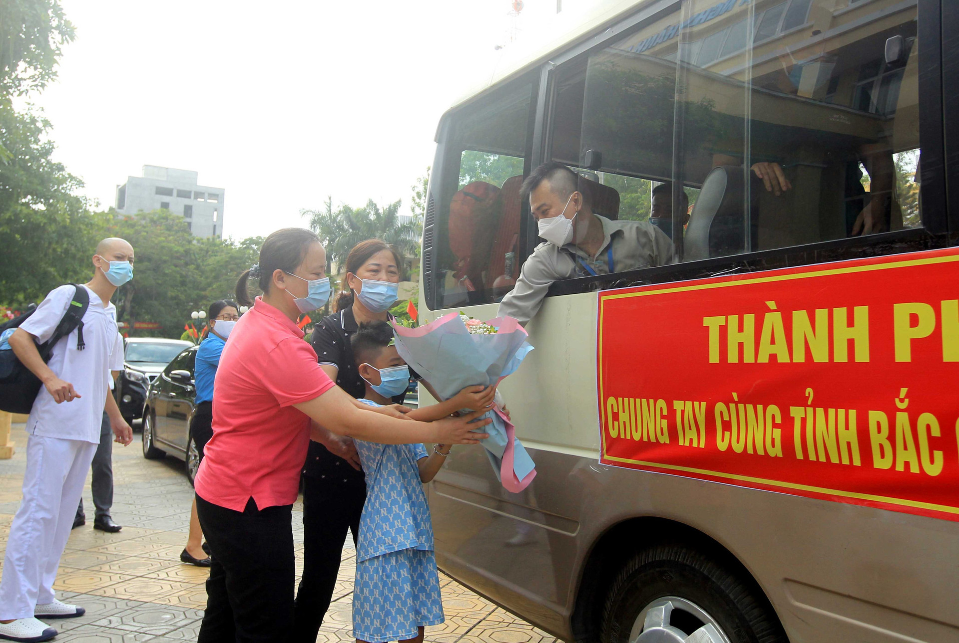 18 cán bộ y tế Hải Phòng cắt tóc gọn gàng lên đường chi viện Bắc Giang - Ảnh 5.