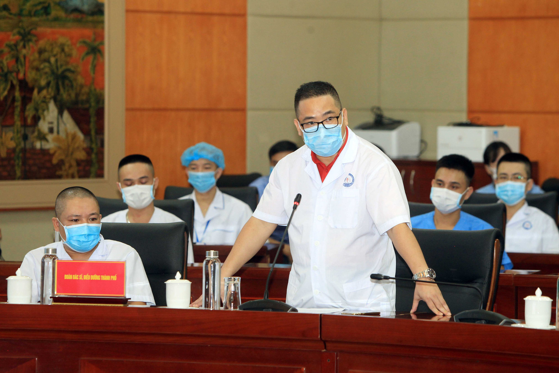 18 cán bộ y tế Hải Phòng cắt tóc gọn gàng lên đường chi viện Bắc Giang - Ảnh 3.