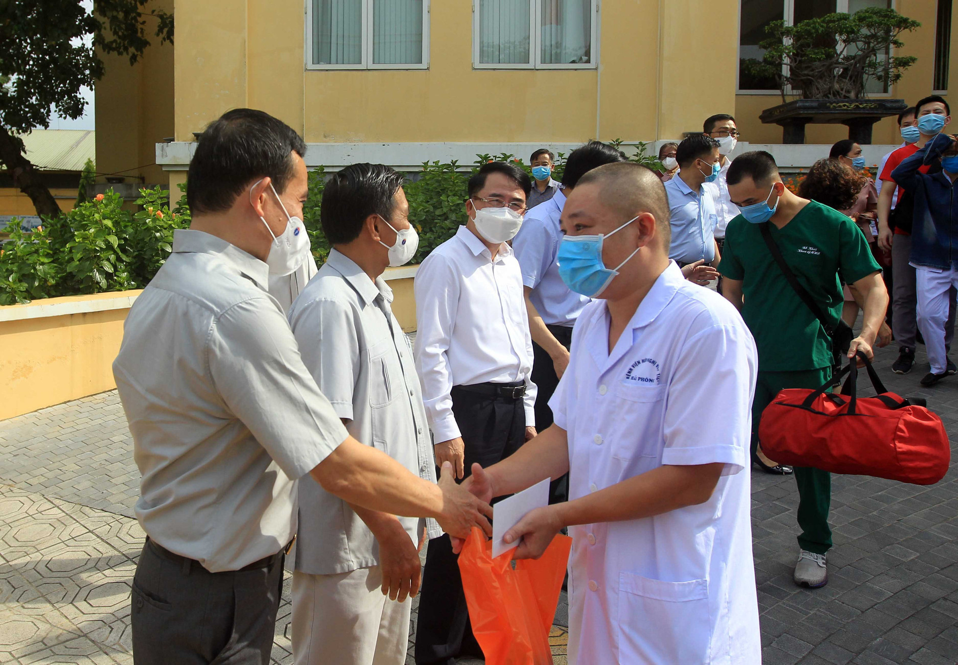 18 cán bộ y tế Hải Phòng cắt tóc gọn gàng lên đường chi viện Bắc Giang - Ảnh 6.