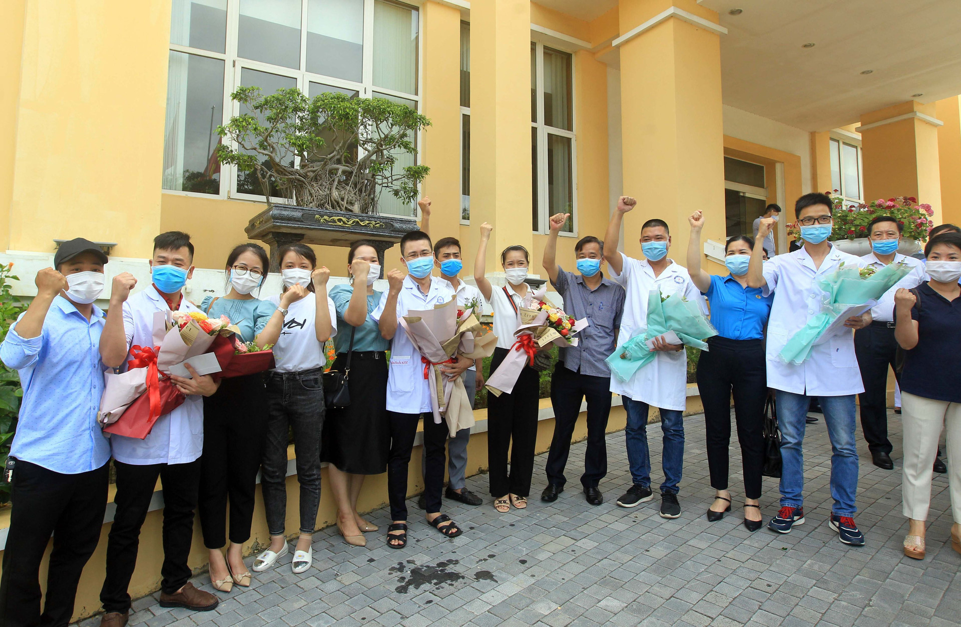 18 cán bộ y tế Hải Phòng cắt tóc gọn gàng lên đường chi viện Bắc Giang - Ảnh 8.