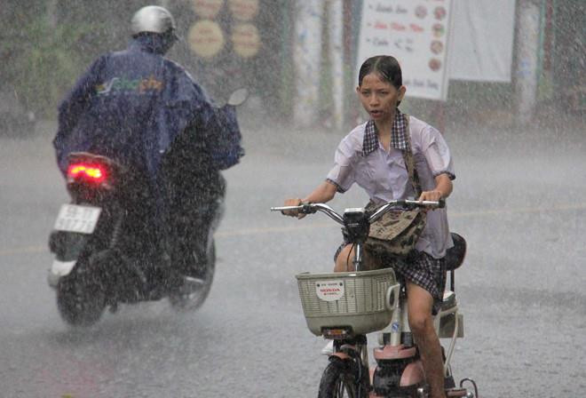 Hà Nội sắp đón mưa 'vàng' sau chuỗi ngày nóng 40 độ C - Ảnh 1.