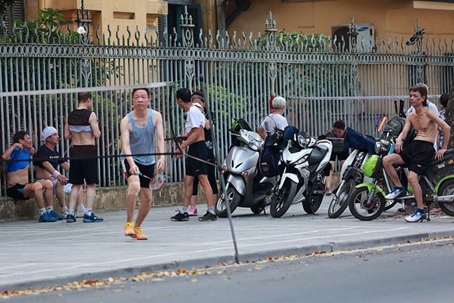 Người dân vẫn đổ ra hồ Gươm tập thể dục, lơ là thực hiện phòng dịch - Ảnh 12.