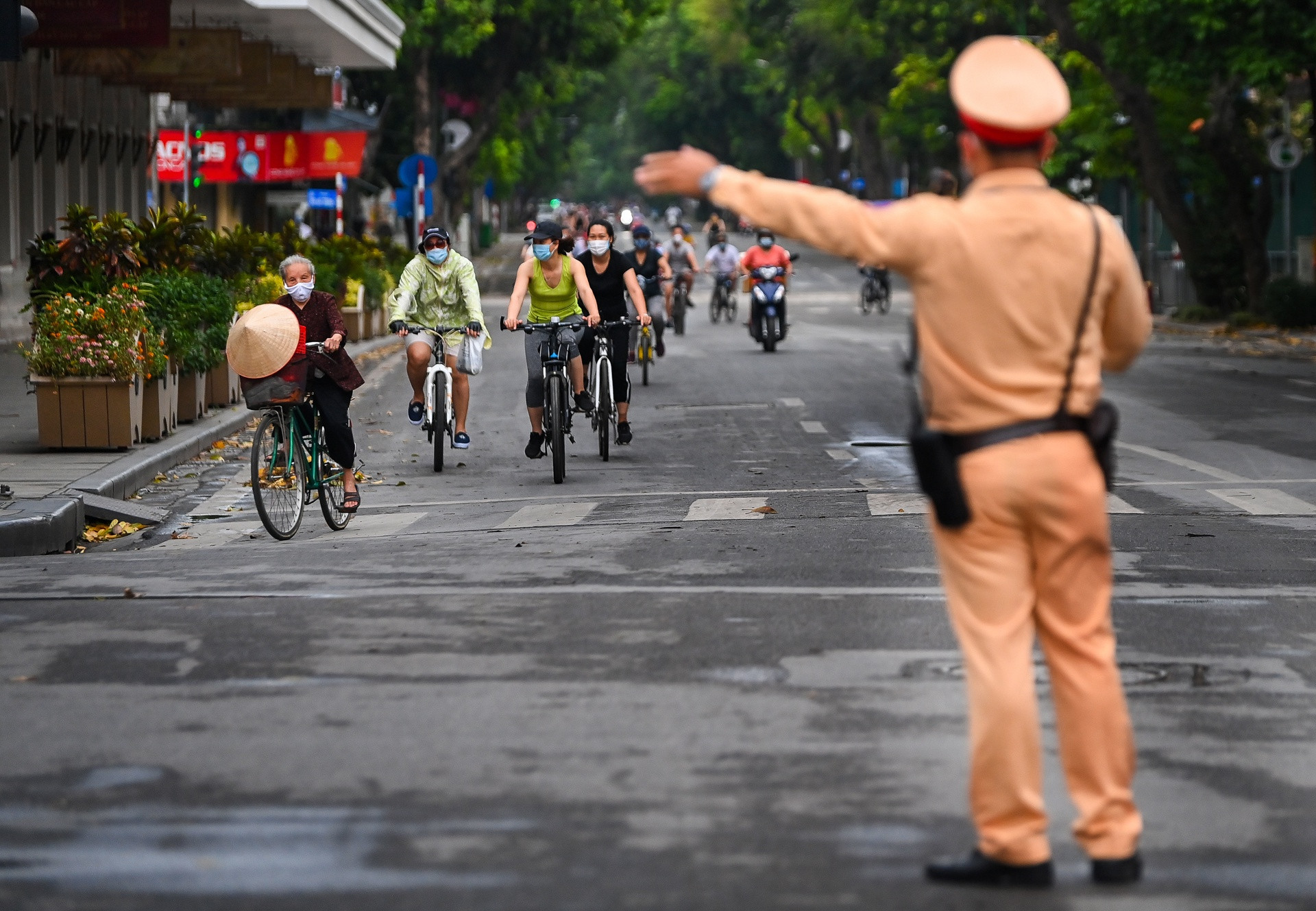 Cảnh sát lập 6 chốt ngăn người dân đạp xe quanh hồ Gươm - Ảnh 4.