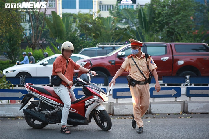 Ảnh: CSGT tuần tra xử phạt người không đeo khẩu trang, giải tán đám đông - Ảnh 1.