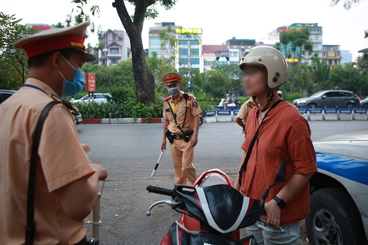 Ảnh: CSGT tuần tra xử phạt người không đeo khẩu trang, giải tán đám đông - Ảnh 2.