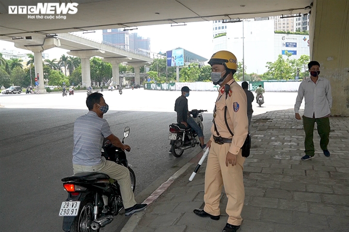 Ảnh: CSGT tuần tra xử phạt người không đeo khẩu trang, giải tán đám đông - Ảnh 10.