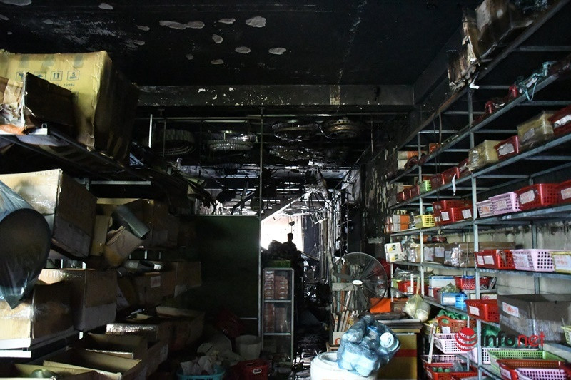 Vụ cháy cửa hàng 4 người tử vong lúc nửa đêm: Hiện trường ám ảnh - Ảnh 2.
