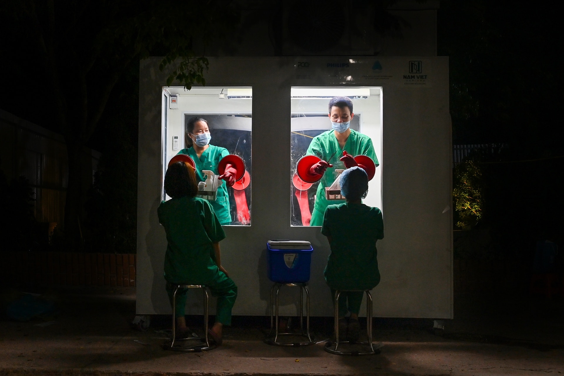 Chế tạo bốt xét nghiệm chống nóng chi viện Bắc Giang - Ảnh 12.