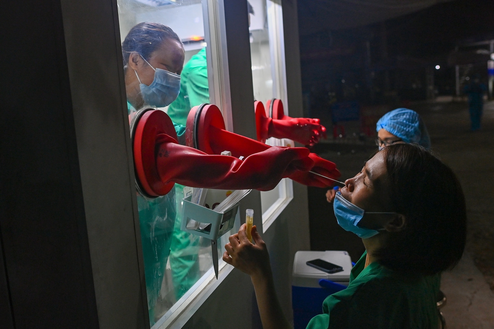 Chế tạo bốt xét nghiệm chống nóng chi viện Bắc Giang - Ảnh 13.